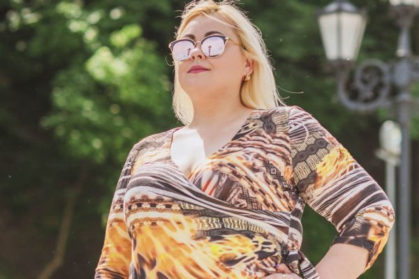 Стилист выдал рисунки на ткани, что утяжеляют и без того грузную красавицу