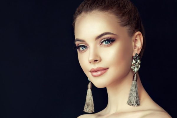 Как правильно носить крупные серьги