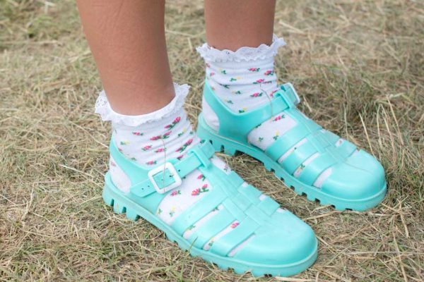 Любимые прозрачные сандалики из детства теперь стали модными для взрослых, хит летнего сезона