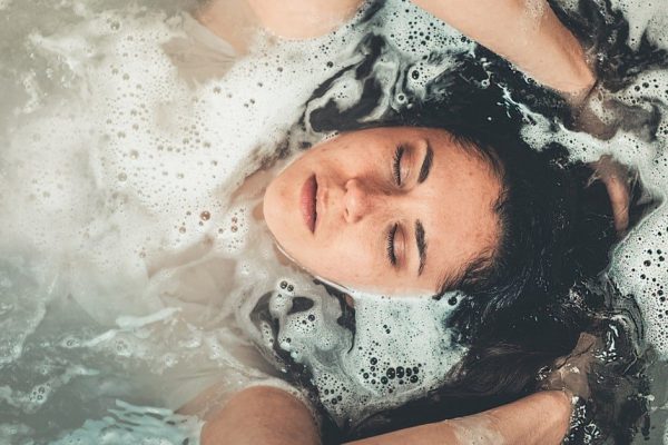 Мама отказалась от шампуня и моет голову яблочным уксусом, но мой уход не столь радикален