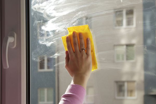 Наблюдение за немецким соседом, который удивительно быстро моет окна