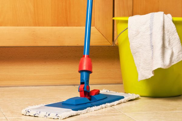 Прабабушка научила меня мыть пол так, чтобы деньги приходили, а болезни уходили, делаю так по сей день