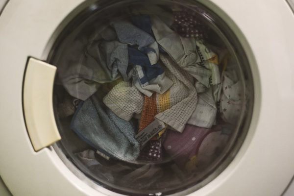 Супруг уверен, что постиранные вещи могут сутки киснуть в машинке, и им ничего не будет