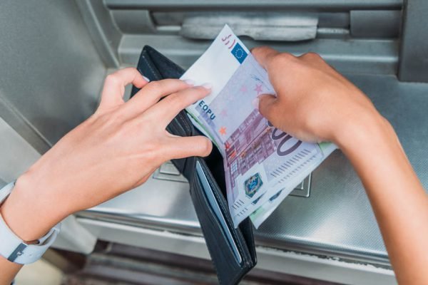 За полгода в Германии я смогла заработать неплохие деньги, но на свою беду рассказала об этом родне, зря я это сделала