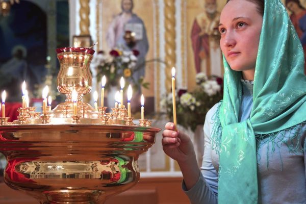 Борюсь с зевотой всю церковную службу, сдержать ее невозможно, пошла на исповедь к священнику