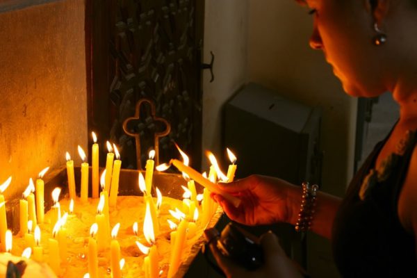 Священник дал наставления, как поставить свечку за упокой души