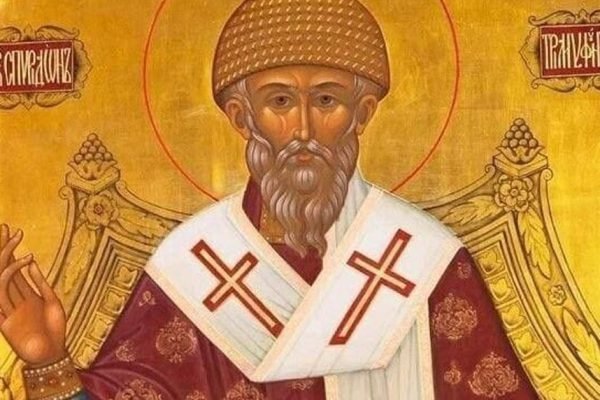 Молимся святому Спиридону, просим у него помощи в бытовых нуждах и надеемся на чудеса