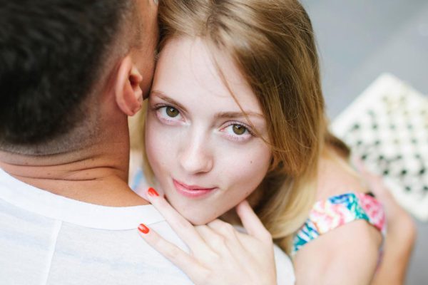 Почему мужчины в возрасте ищут отношений с молодыми девушками и что за этим кроется