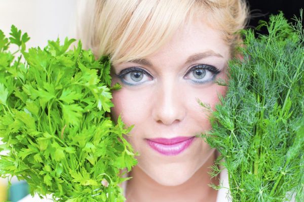 На грядке подрастает молодая и свежая зелень, учимся готовить из нее вкусные блюда