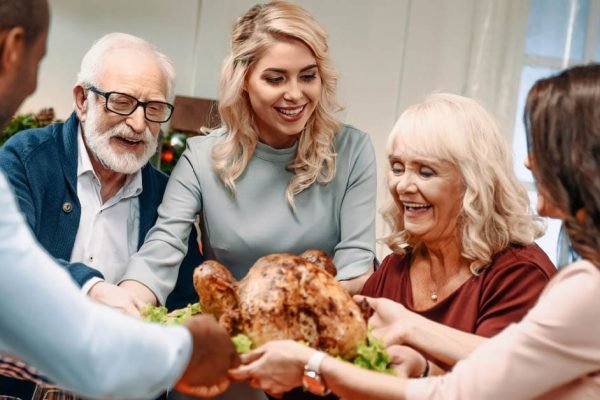 На Новый год мы заметили в окне напротив незнакомый силуэт и со всех ног помчались в дом соседки
