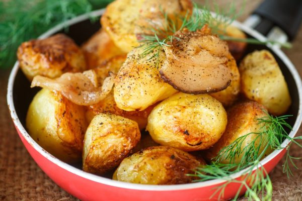 Как приготовить молодой картофель с чесноком