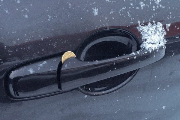 Действуйте немедленно, водители, если заметили монету на двери авто!