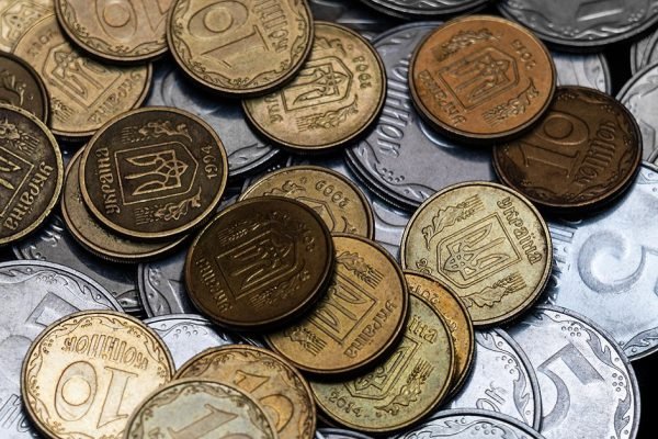 Нашла гору старых монет у бабушки в деревне, продала коллекционерам за большие деньги