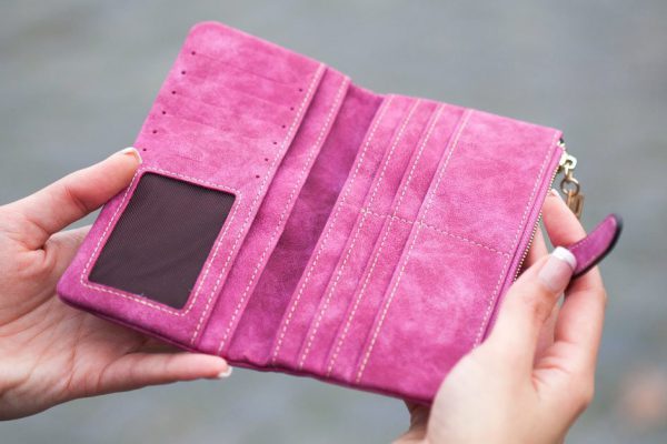 Даю любимому свой кошелек, чтобы не было стыдно перед друзьями, что за всё расплачиваюсь я