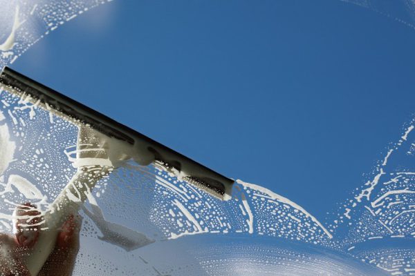 Почему хозяйкам пора перестать намывать окна по десять раз