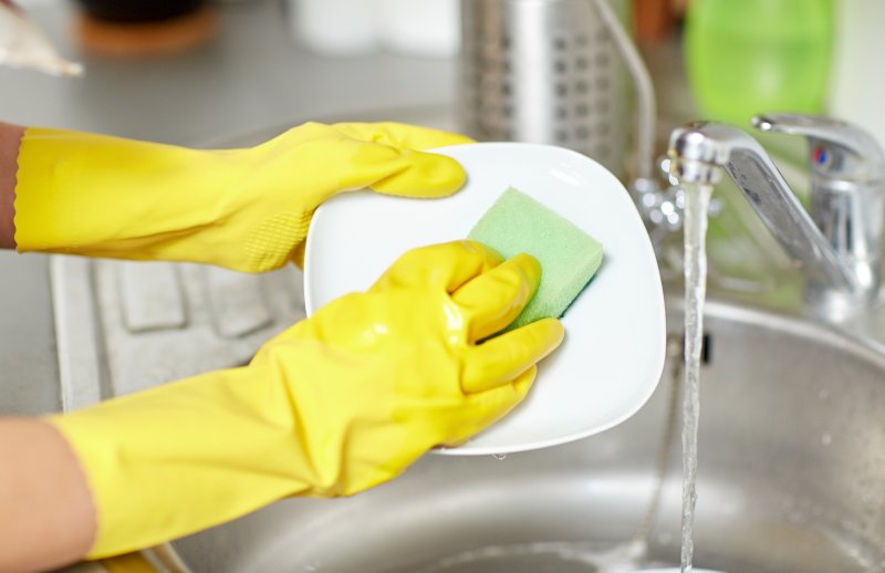 umývanie kuchynskej špongie