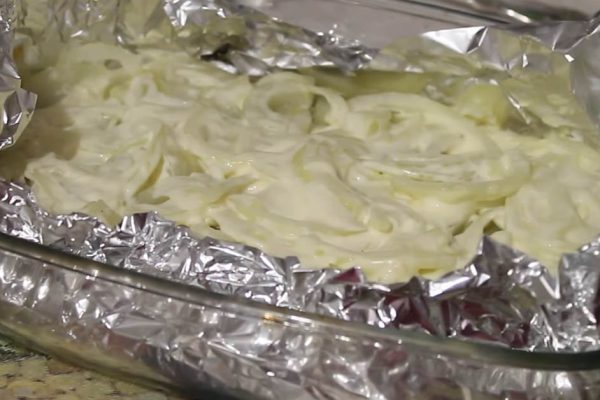 Холостяцкая мойва с луком в духовке как гимн для тех, кто любит простоту и первозданный вкус пищи