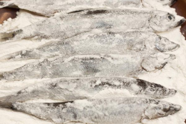 Как обжигаются беспечные хозяйки, что первый раз пекут мойву в духовке