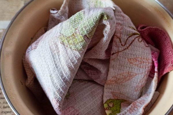 Шеф-повар показал, как вернуть засаленным полотенцам былую свежесть, даже старые пятна исчезнут