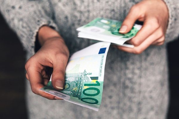 Родственники ходят к нам за деньгами, как за зарплатой, но даже не думают возвращать, сил моих больше нет