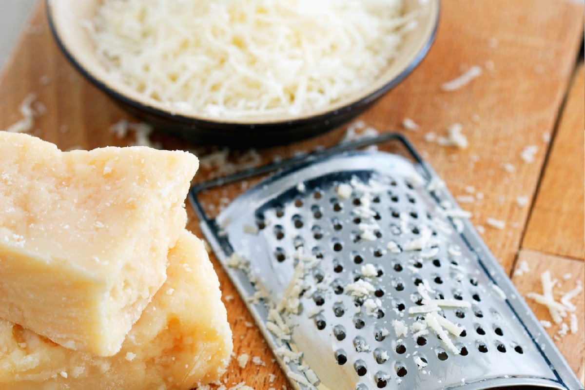 Можно ли давать детям сыр. Пармезан на мелкой терке очень мелко. Натрите твердый сыр на терке и ветчину.. Сыр малыш. Можно ли пармезан детям.