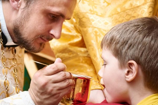Стоит ли брать маленьких детей с собой в храм и с какого возраста можно приучать дитя к церковным обрядам