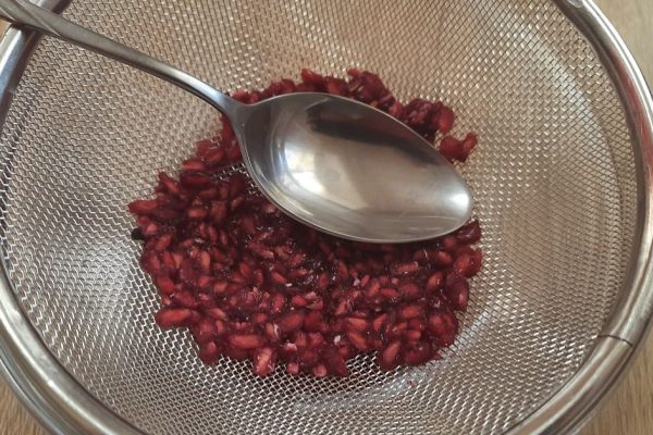 Стоит ли удалять косточки из граната и как сделать это подручными средствами