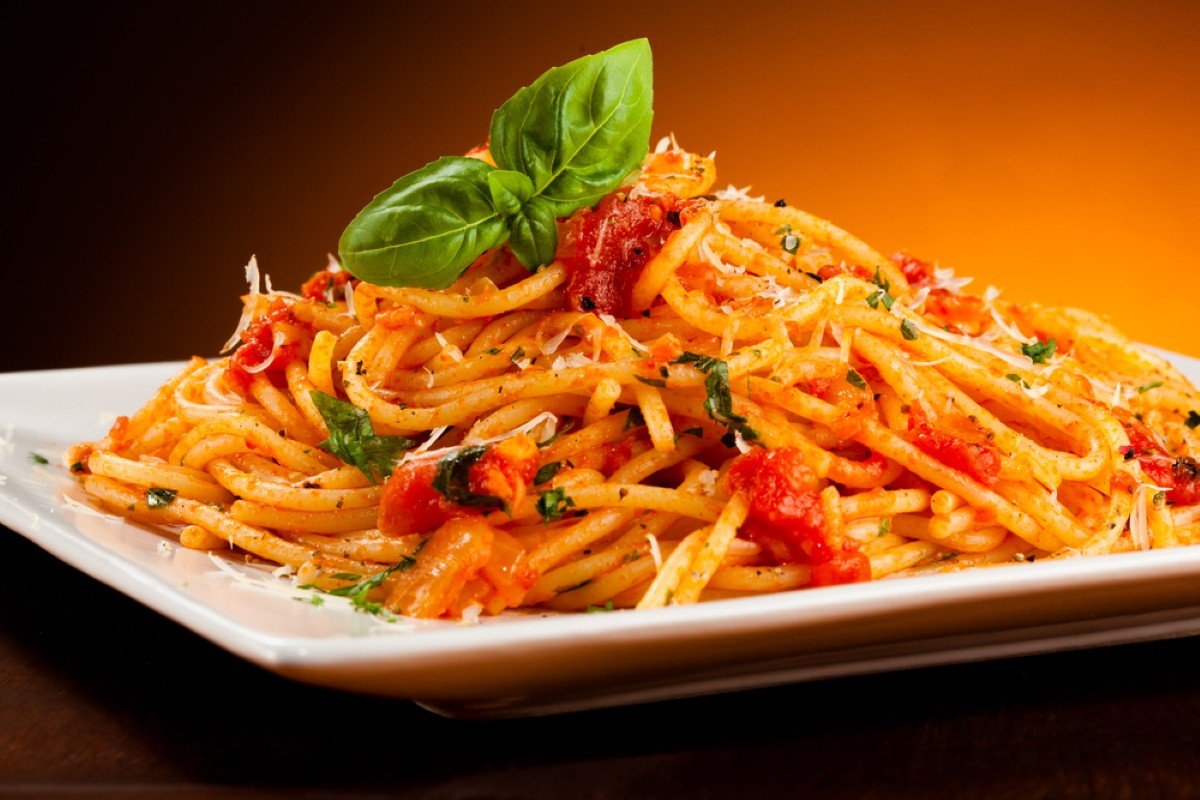 Как итальянцы остаются легкими, уплетая макароны три раза в день макароны, можно, чтобы, время, итальянцы, только, появлению, помидоры, Моника, другим, пшеницы, твердых, сортов, поедание, столе, менее, итальянцев, способствует, приводит, перекус