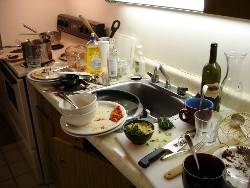 мыть посуду