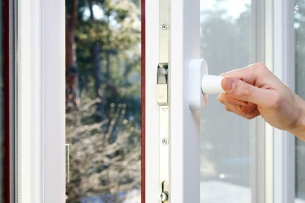 Разбираемся, стоит ли открывать окна в жару, ответ может тебя удивить