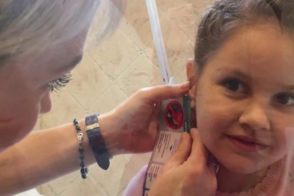 «Ну она же девочка…» — не аргумент! Вот в каком возрасте можно проколоть уши своему ребенку, не раньше.