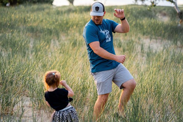 Папа не мог разговаривать от усталости после тяжелой смены, но мудрая девочка вернула его к жизни