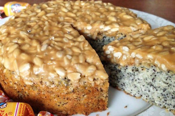 Рецепт «Муравьиного пирога» с заливкой из конфет «Коровка»