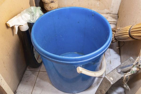 Соседка подарила новое мусорное ведро, заметили, что деньги стали утекать из семьи