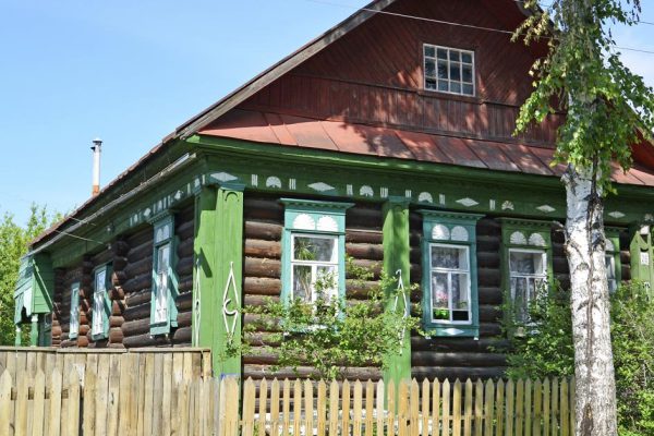 Сейчас при строительстве деревянного дома подрядчик дает гарантию не более 20 лет, а старинные могли стоять 400