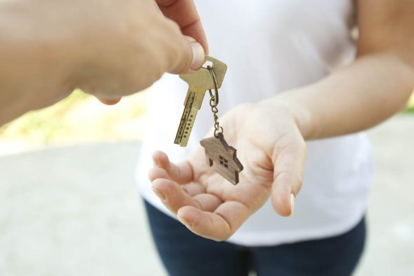 Надо ли разводиться, если свекровь требует оформить купленную в кредит квартиру на себя