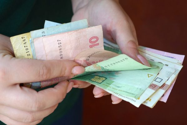 Зарисовка из жизни, в которой муж отдает все деньги матери, а сам сидит на шее у жены