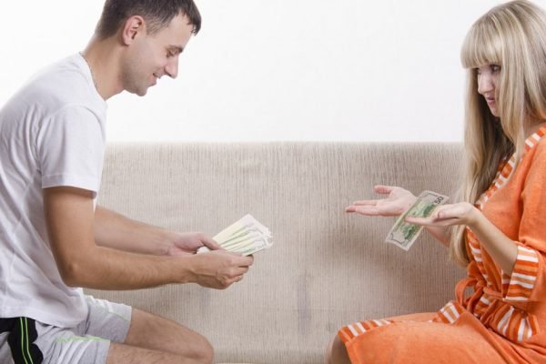 У мужа началась звездная болезнь, пока я была в декрете, попрекает меня деньгами