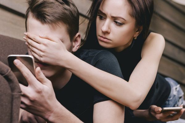 Схожу с ума от того, что муж постоянно переписывается с бывшей сотрудницей