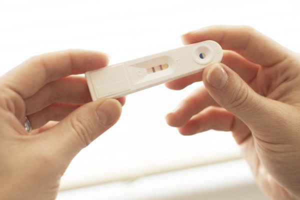 Что делать, если тест показывает две полоски, а мужчина идет на попятную