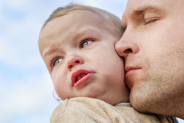 Почему мужчин накрывает грусть и тревога, когда они становятся отцами