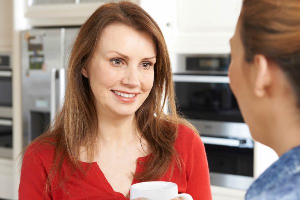 На кухне собралась вся родня, обсуждая важный семейный вопрос, но невестку попросили подождать в другой комнате