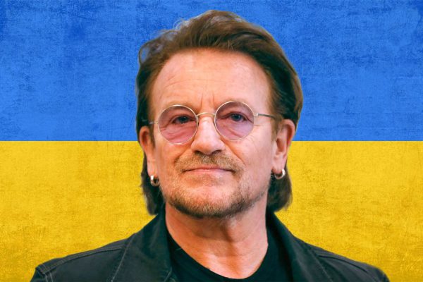 Легендарный рок-музыкант Боно приехал в Украину и сыграл концерт в киевском метро