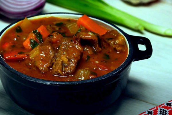 Раньше рагу с мясом получалось жестковатым, но по данному рецепту его даже не нужно жевать