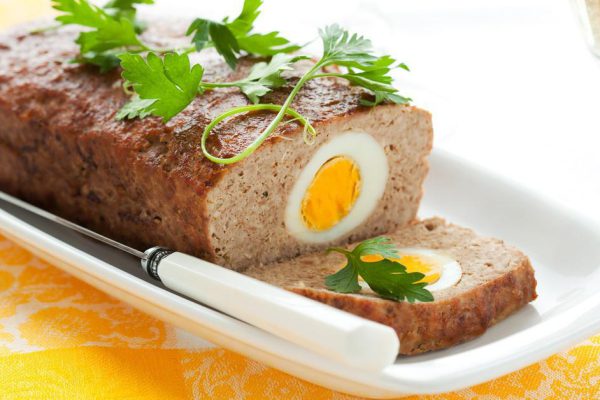 Рецепт мясного рулета с целыми яйцами внутри