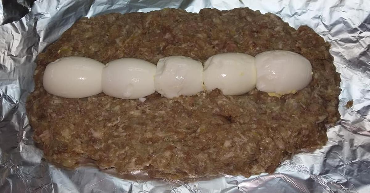 Рулет фарш с яйцом фото. Рулет из фарша внутри яйцо. Мясной рулет с яйцом внутри. Рулет мясной с яйцом внутри в духовке. Рулет с мясом внутри яйца.