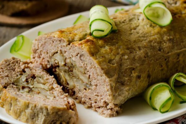 Чем начинить мясной рулет