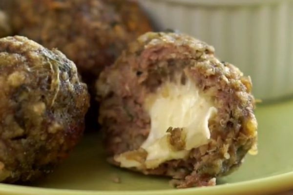 Сытные мясные шарики с сыром: оригинальная альтернатива привычным котлетам.