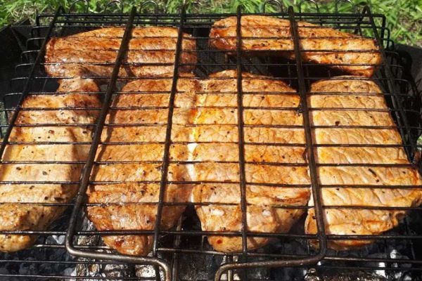 Благодаря чему мясо на мангале получится сочным, как бабушкина котлета