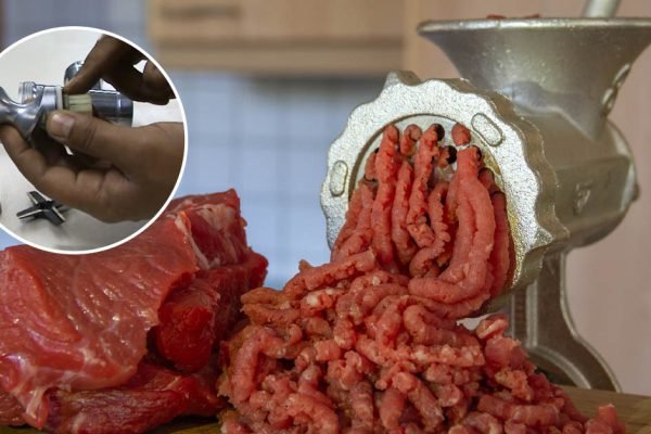 Старый продавец мясорубок на блошином рынке рассказал, что нужно сделать, чтобы любое мясо прокручивалось без проблем